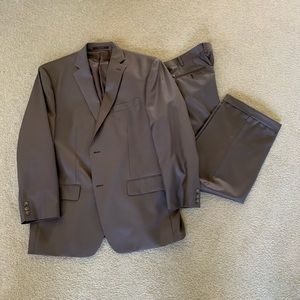 Men’s Suit; 46R